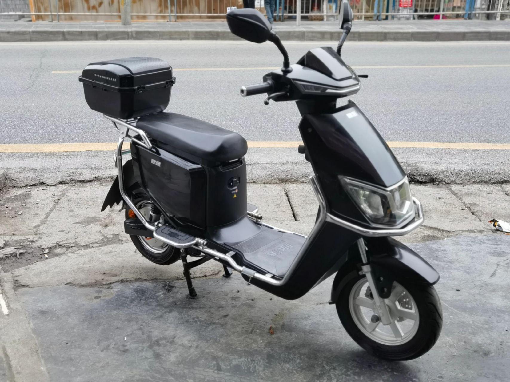 9成新的欧派电动车72伏20安6个大电瓶,配置前后碟刹真空胎大屏显示