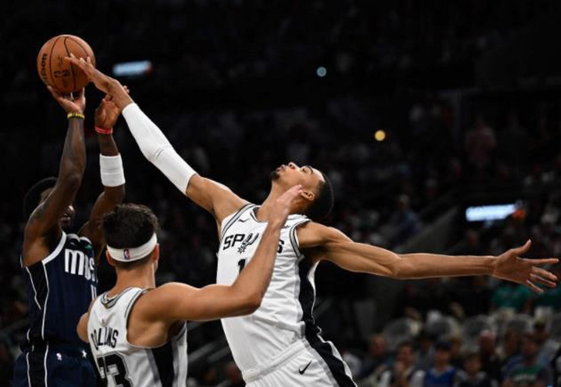 姿势过于妖娆!欧文的后仰跳投,遭到文班亚马"指尖"封盖,这空中姿态