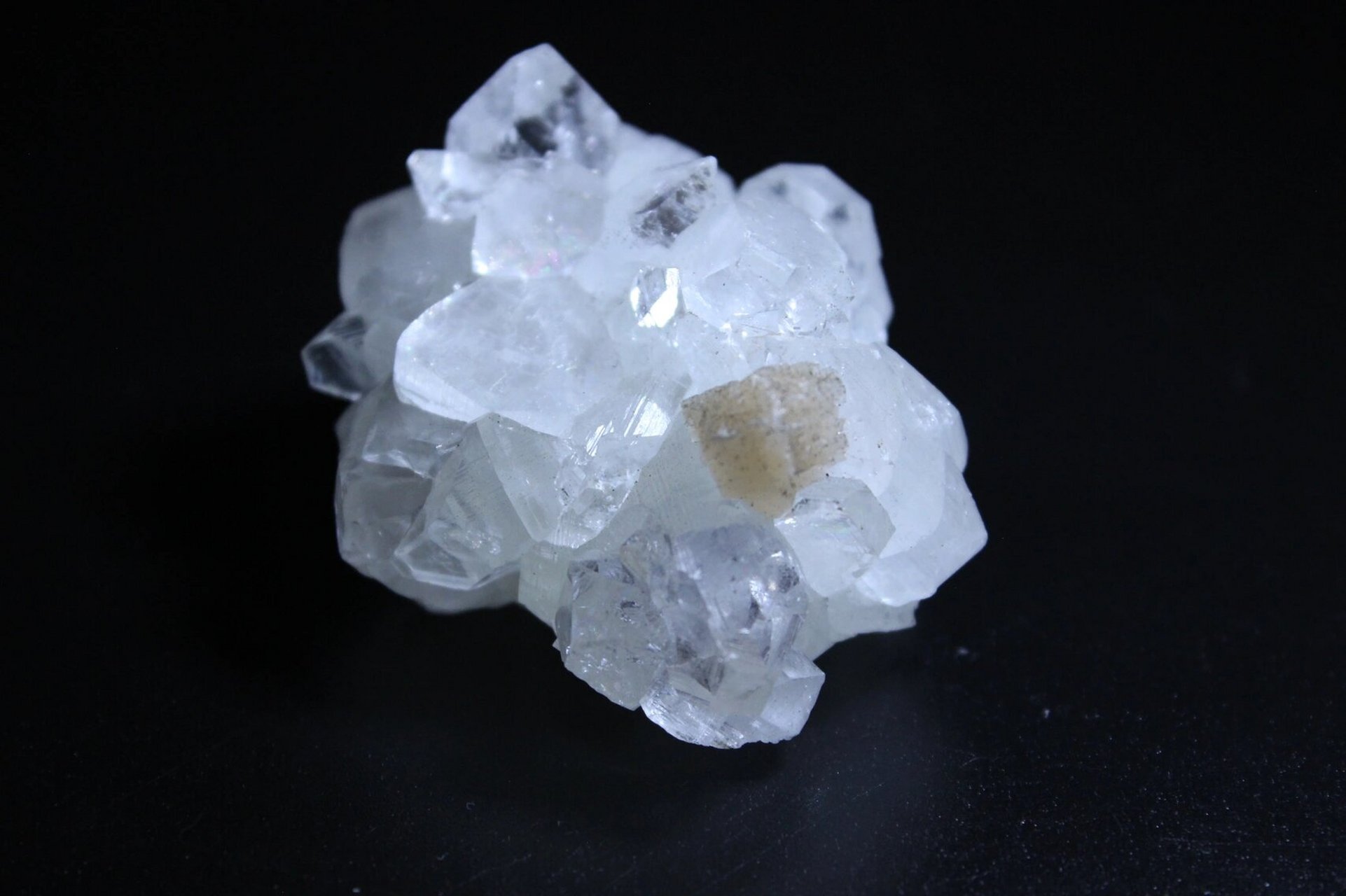 印度钻石鱼眼石 鱼眼石(apophyllite)是钾,钙的氟化物硅酸盐矿物.
