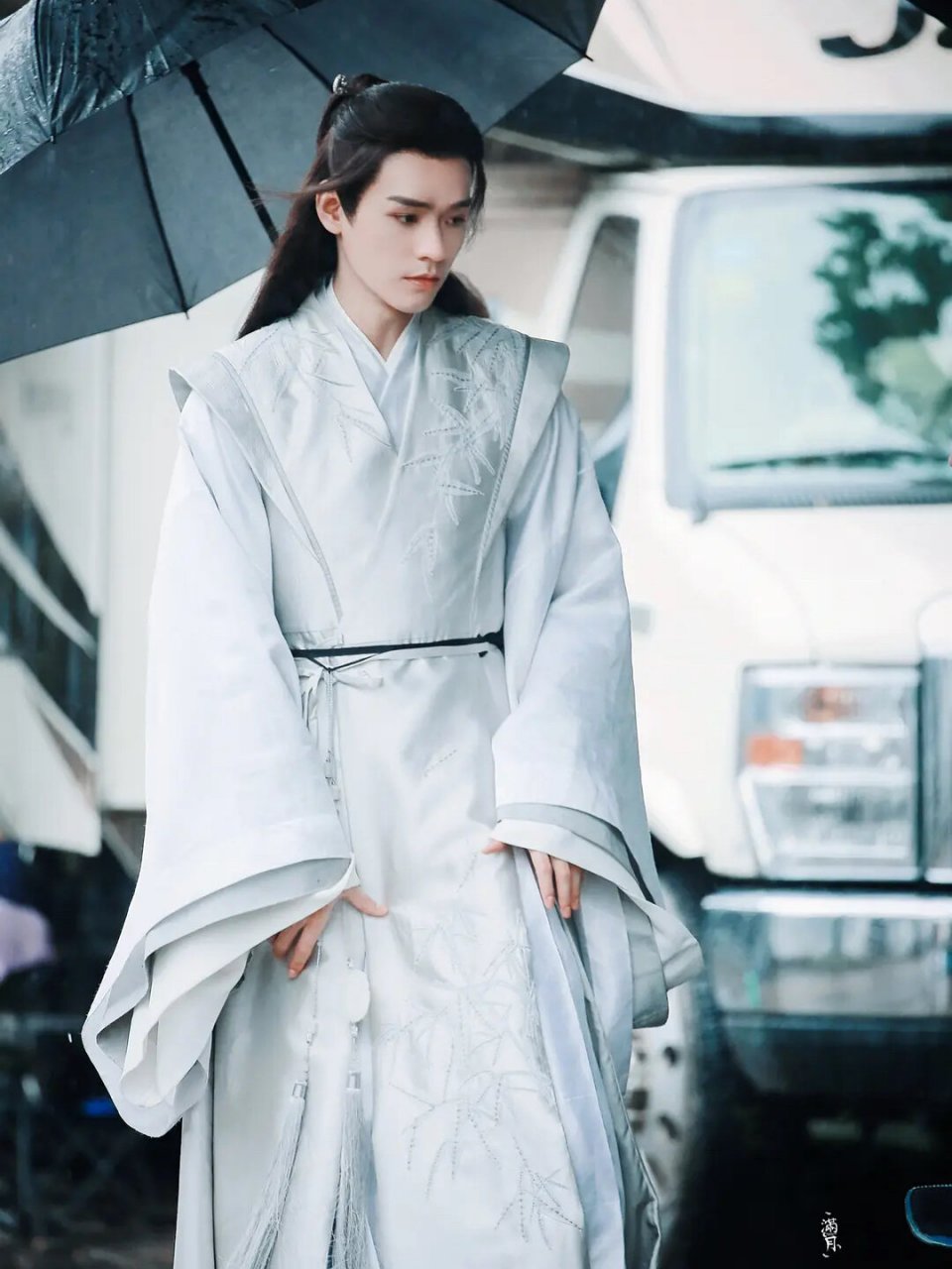 可能因为戏里很多都是半身,站姐图很多全身的,更表现了温客行修长挺拔