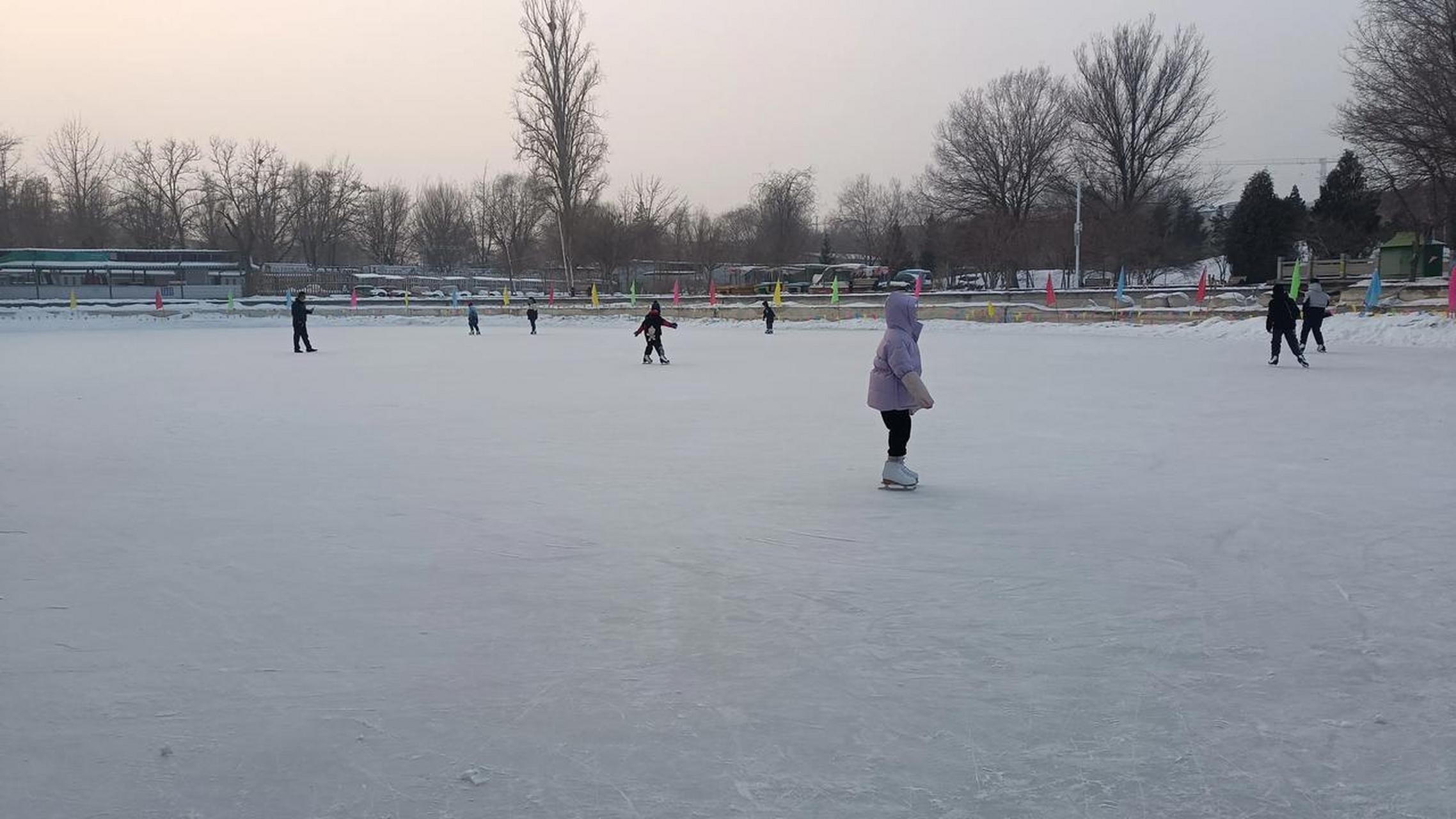 乌鲁木齐头条 公园滑冰场玩冰刀(滑冰),一个小时60元,1分钟1元,肉疼啊