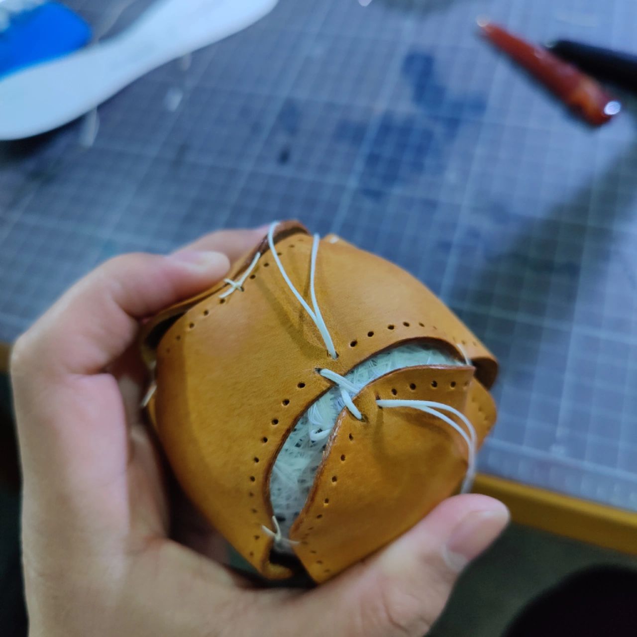 手工缝制 棒球制作过程 98 第一次缝 ,实在是太麻烦了 缝了2小时了