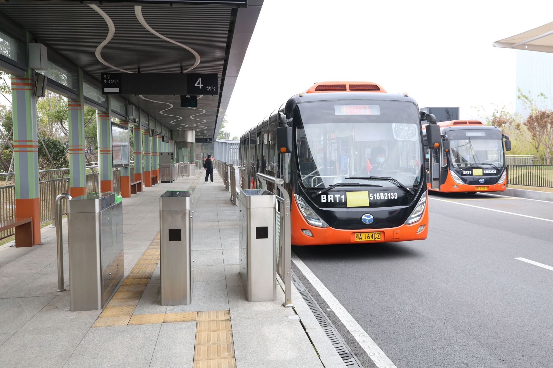 武汉东站西广场地下公交停车场投用】17日,长江日报记者获悉,武汉东站