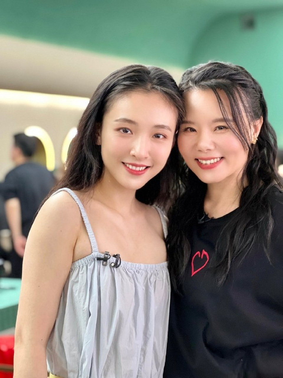 卢靖姗送龚琳娜玫瑰##龚琳娜晒与吴倩合影# 龚琳娜晒卢靖姗送的玫瑰