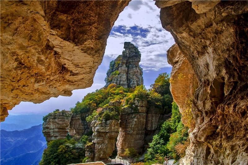 白石山世界地质公园 白石山世界地质公园位于河北省保定市涞源县,是一