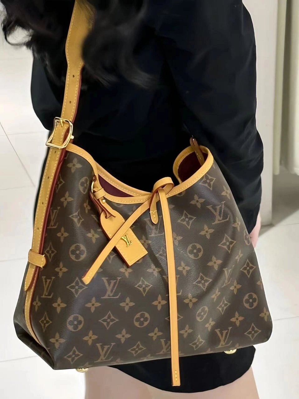 1个包包,2种用法,lv carryall轻松装下你的 "嘿姐妹们!