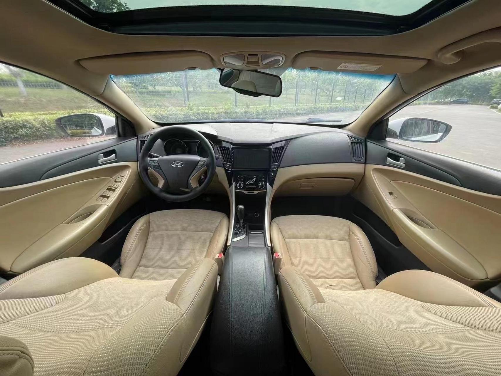 新到2012年上牌自动挡索纳塔8,漂亮的白色外观米色内饰,整体八九层新