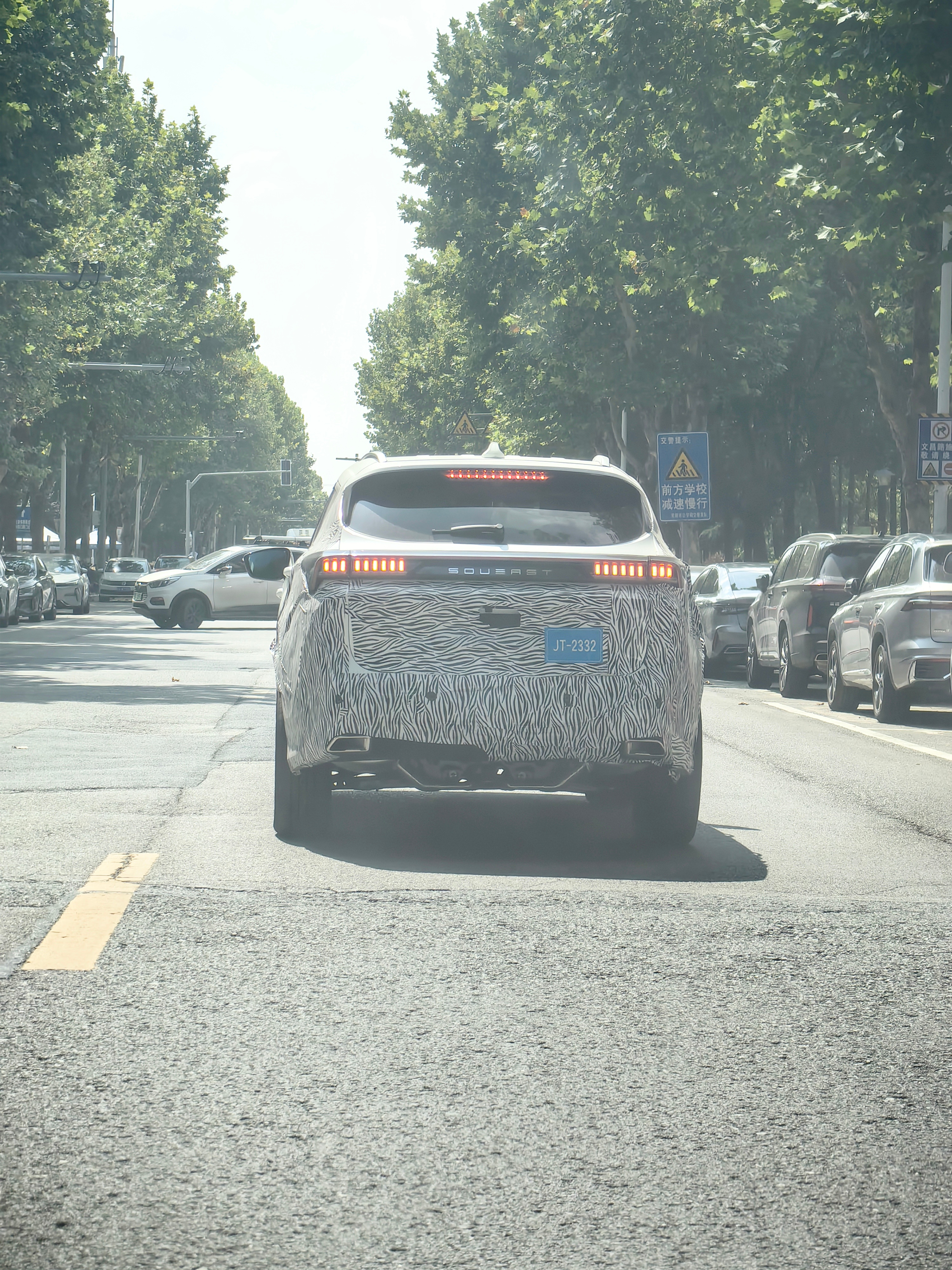 被震惊到[笑cry]  你们看这个灯, 虽然贯穿式日间行车灯已经不稀罕了