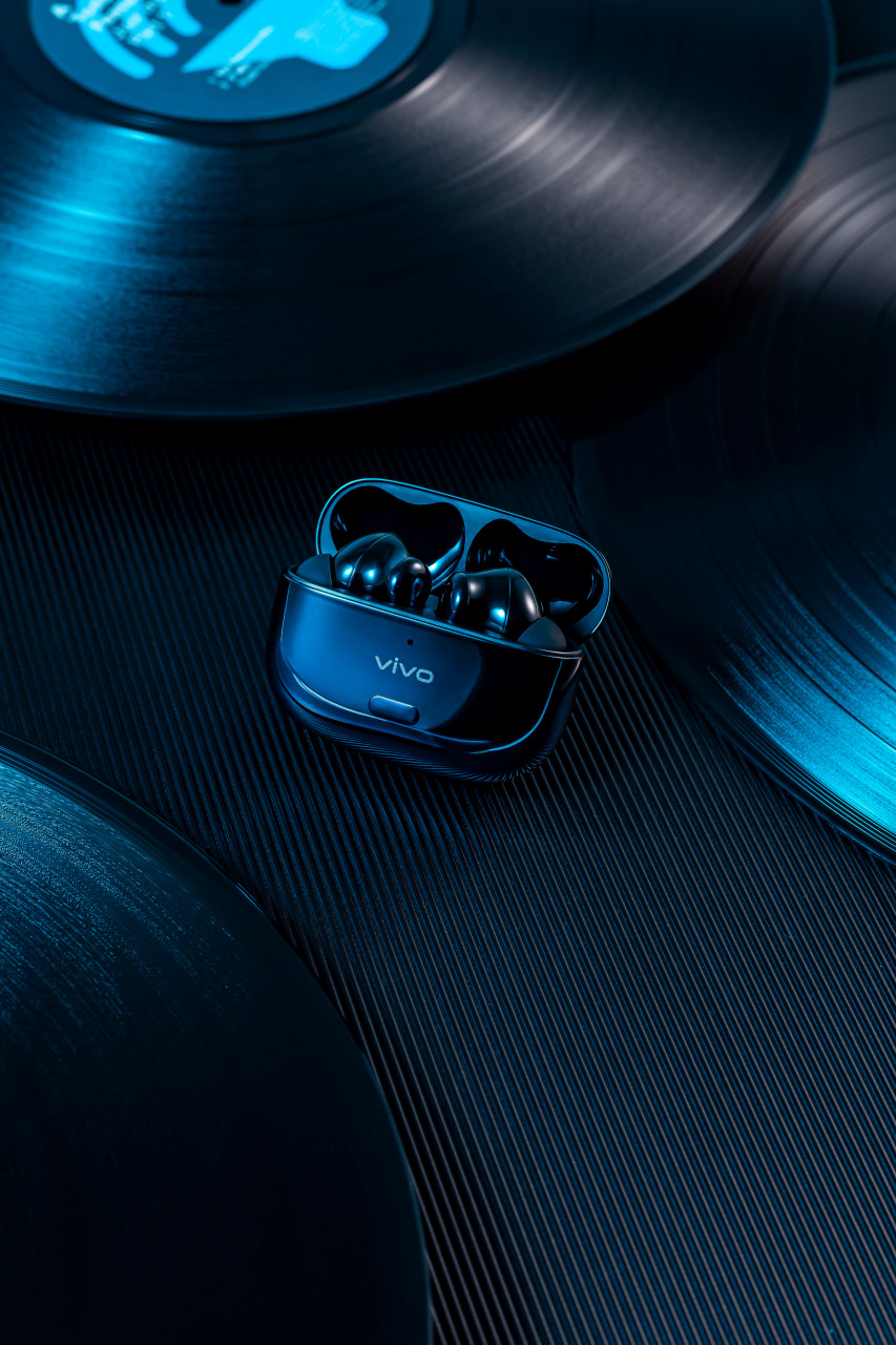 好音质,安静听,vivo tws 2 真无线降噪耳机,售价 499 元;好音质,长