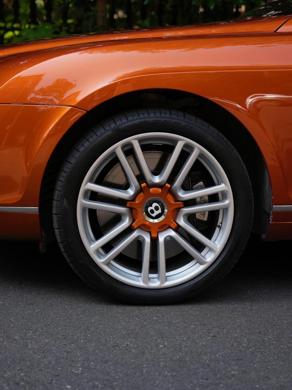 0t 12缸!爱马仕橙色原车漆,双拼色内饰,最美gt跑车.年少有为开宾利.