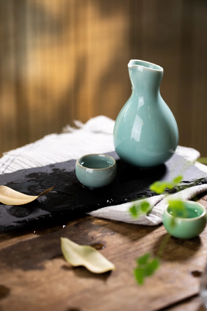 生活这杯酒,从来都掺着甜酸苦辣,裹着风霜雨雪,度数烈得呛人