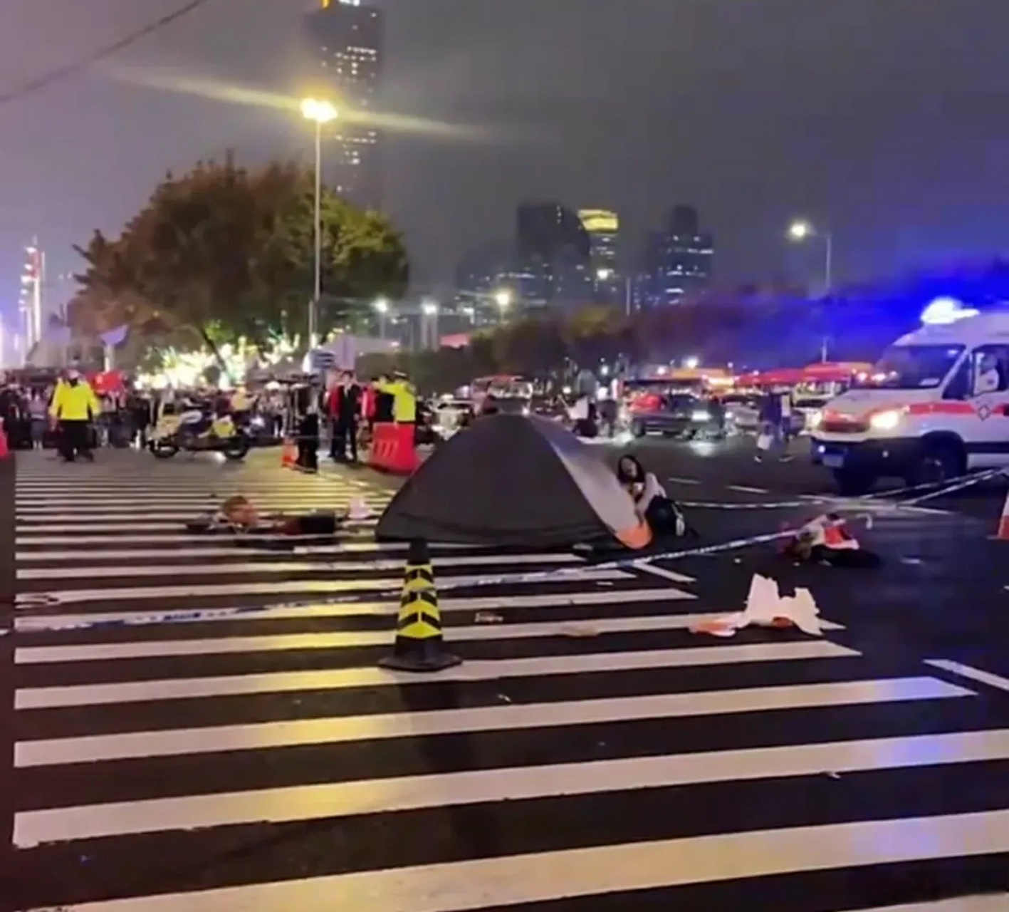 广州宝马撞人案,其中一位6岁小女孩不幸当场身亡,旁边的妈妈从下午哭