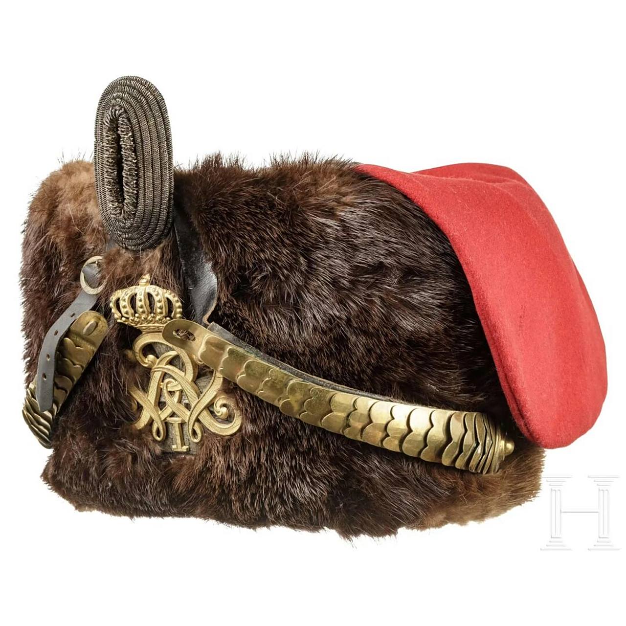 采用昂贵的水獭皮制造,顶部徽章由镀银金属丝和黑天鹅绒制成,镀金黄铜