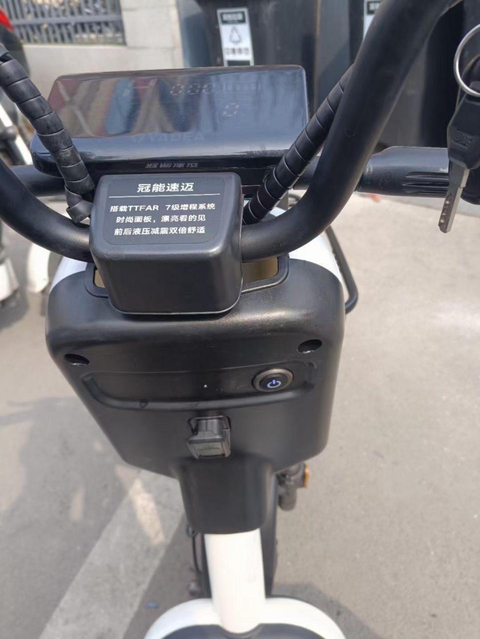 雅迪速迈,五块大电池,液晶面板,一键启动,成色完美