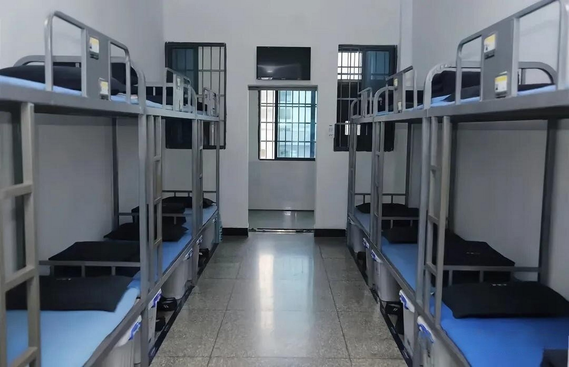 监狱是由司法机关管理的,而看守所则是由公安机关管理,在吃穿住方面都