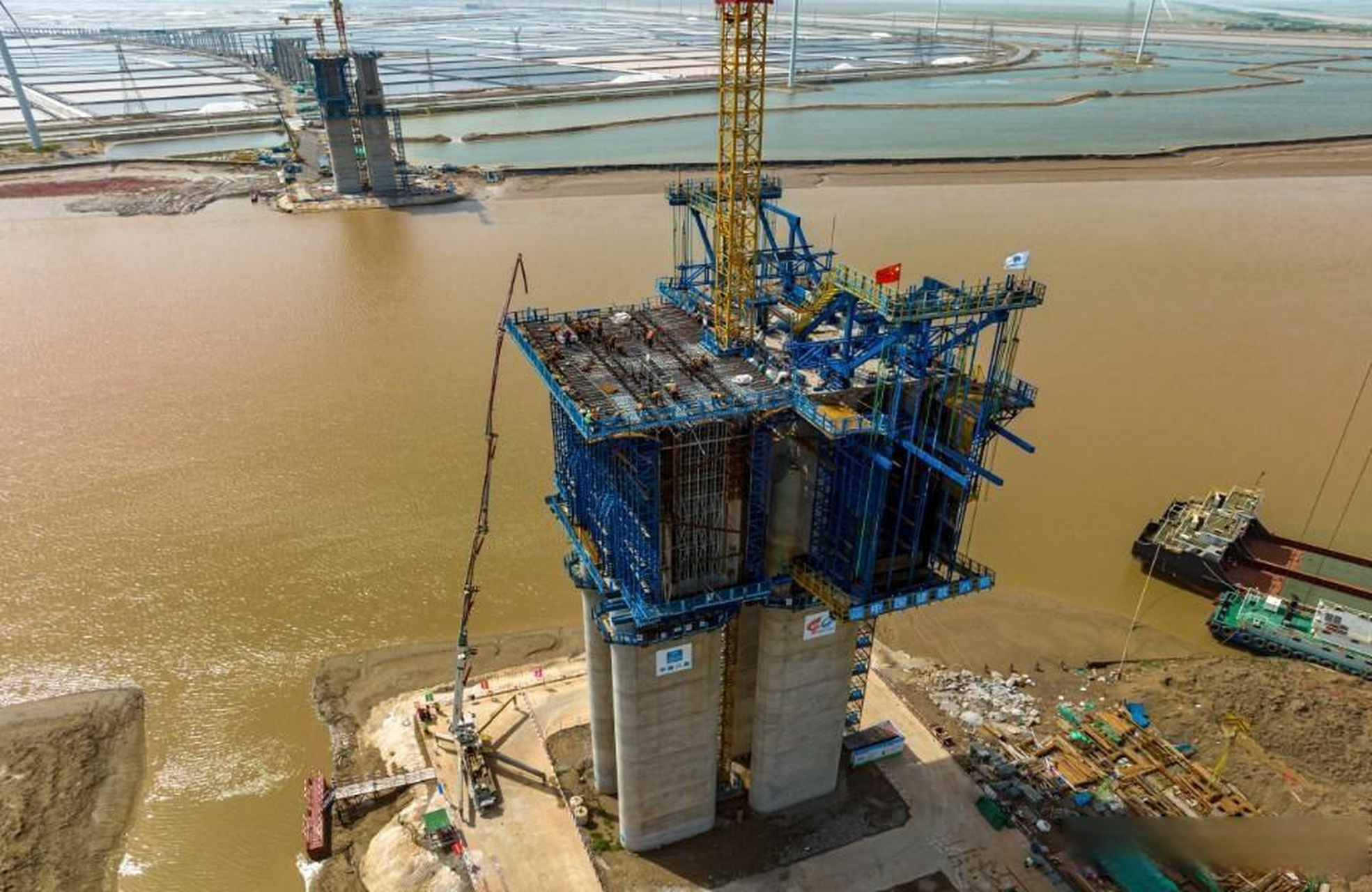 g228丹东线滨州段项目套尔河特大桥主桥完成0块施工,标志着套尔河大桥