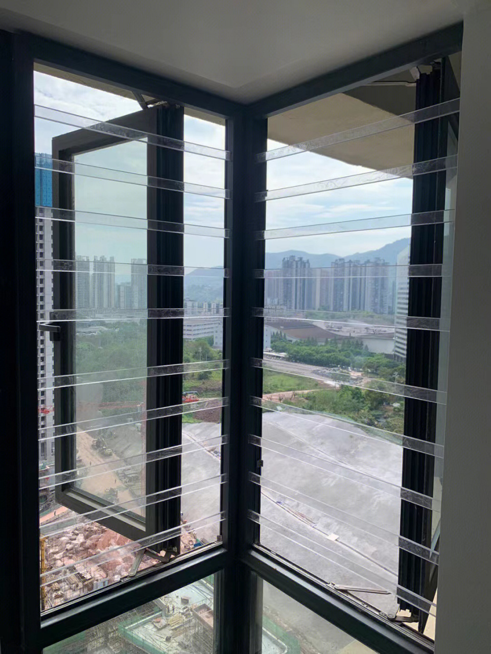 窗户透明防护栏 高透高清,亚克力材质,能承重130斤,非常安全.