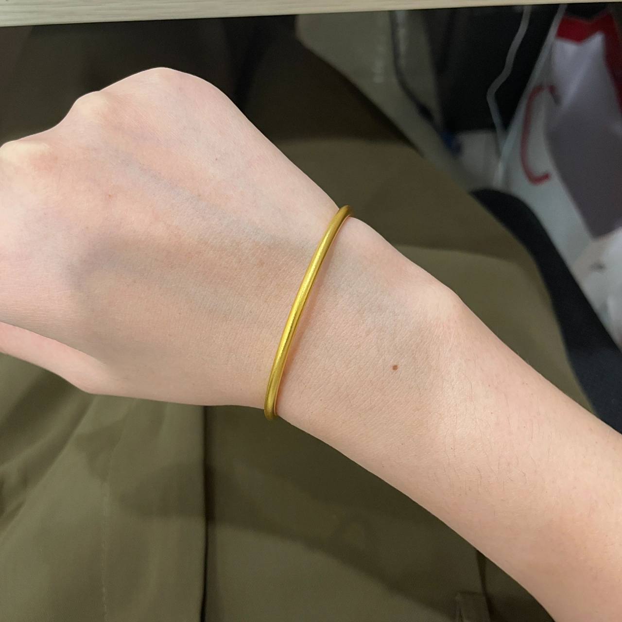 20克左右的黄金手镯 拿下黄金古法手镯 是实心的 上手真的很好看 戴