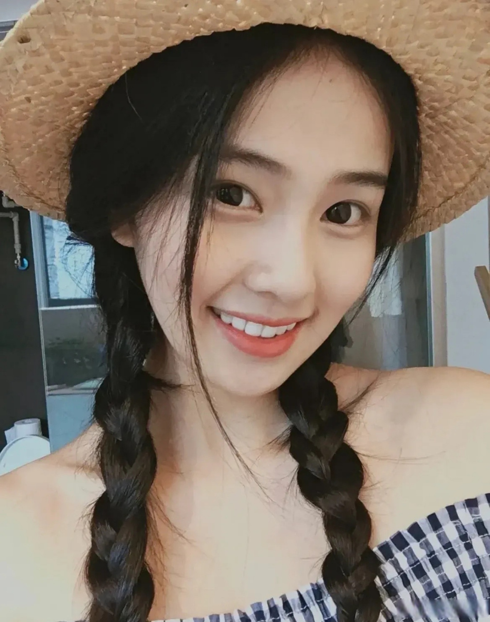 白鹿还是网红时期的照片,那个时候有一对虎牙,笑起来也很甜美.