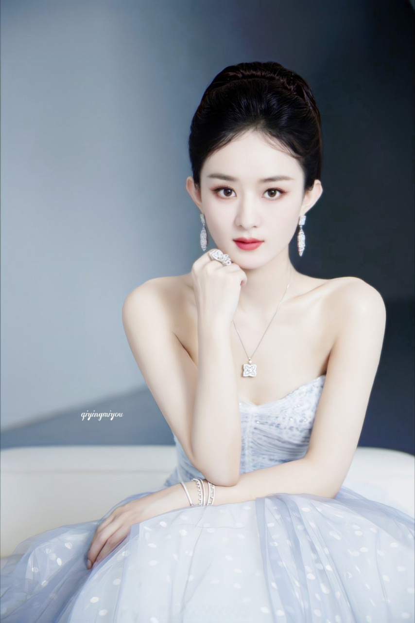 赵丽颖迪士尼#赵丽颖带孩子逛迪士尼,画面真的很温馨,最新造型也太有