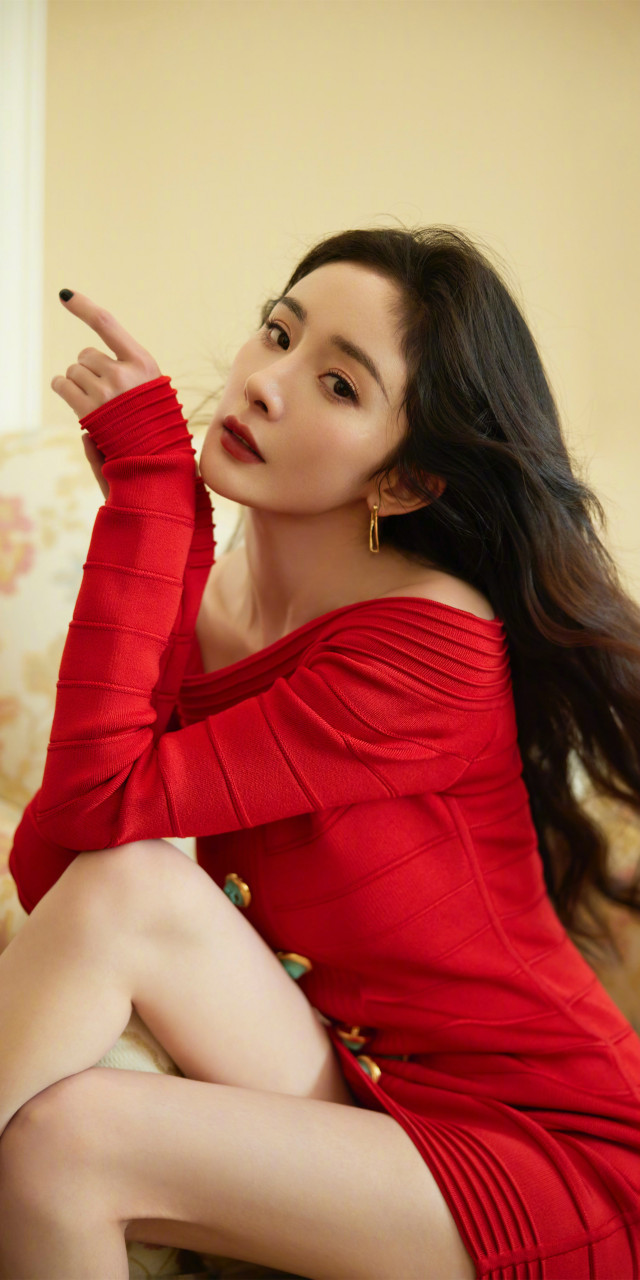 杨幂壁纸,红裙一字肩美腿