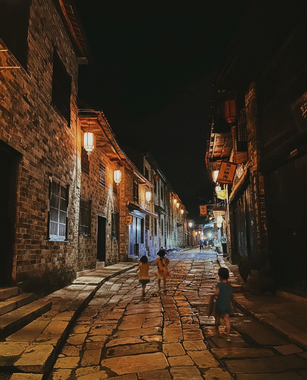 羊楼洞明清石板街夜色 淋过雨后的古街,更添清冷.