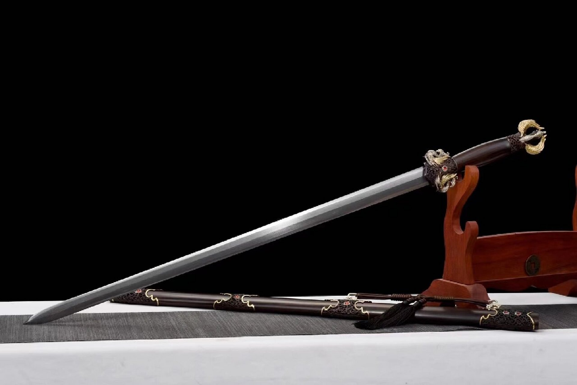 未开刃 大夏龙雀 未开刃 百炼钢折叠千层淬火锻打,手工研磨凤羽纹