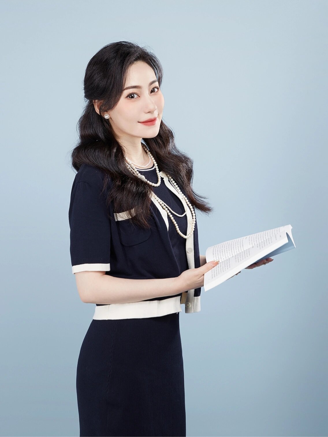 因为之前的形象照太高冷,似笑非笑的表情(参考易立竞老师),恐