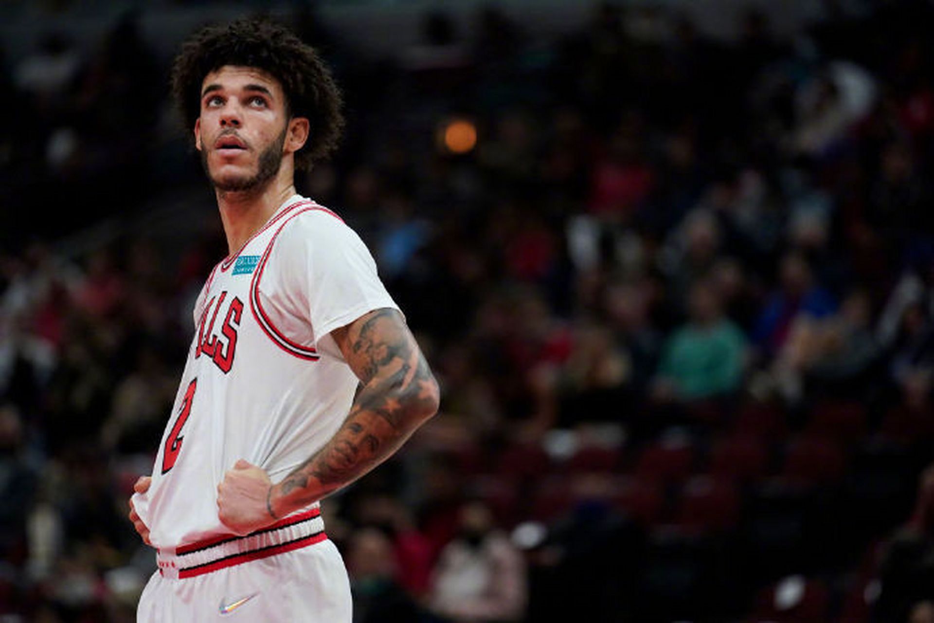 朗佐鲍尔将无限期休战#   公牛队官方宣布,朗佐·鲍尔将接受左膝软骨