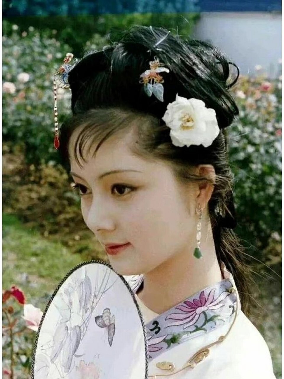 87版电视剧《红楼梦》薛宝钗(扮演者张莉),当时的她只有18岁.