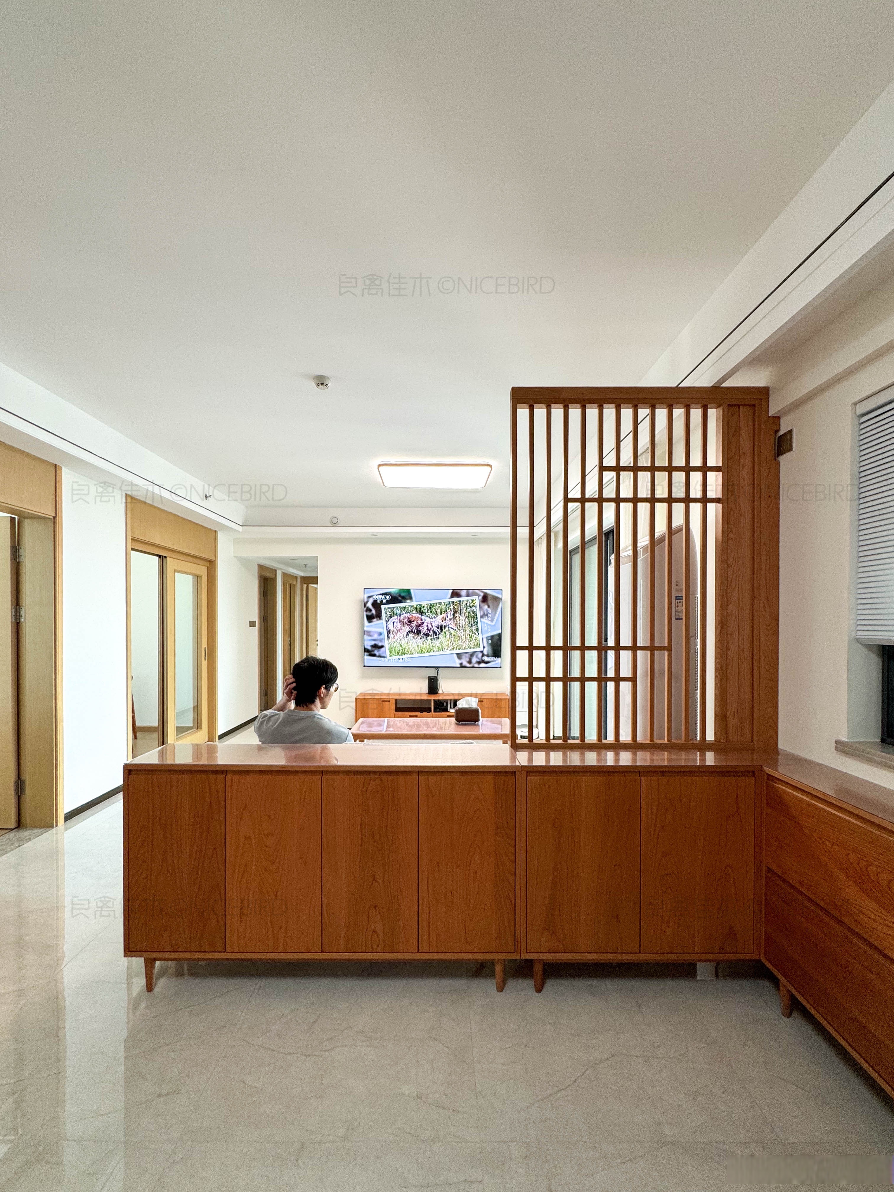 是我们广州设计师做的案例,进门时一面转角玄关矮柜 屏风,延续客厅的