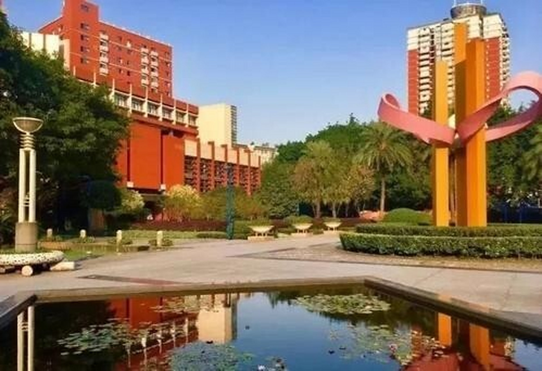 重庆一中之名校联中 名校联中位于一中本部旁边,地理位置优越.