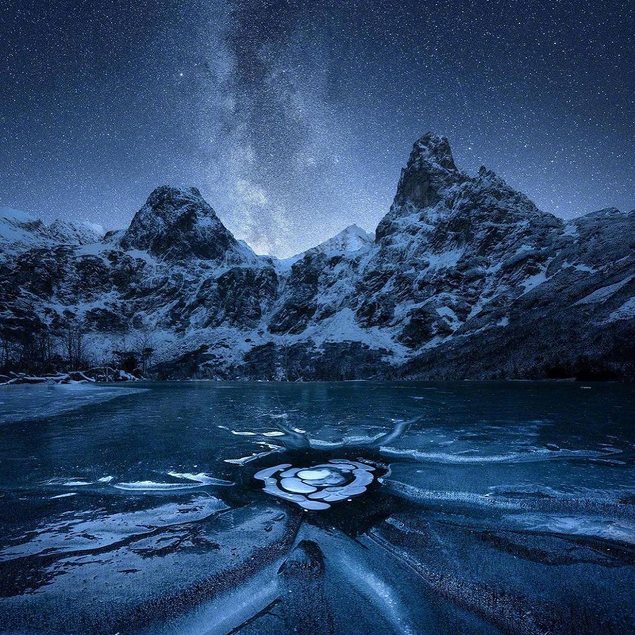 深蓝色的世界#图片分享# #旅行摄影#   (via.ins.luminar_global)