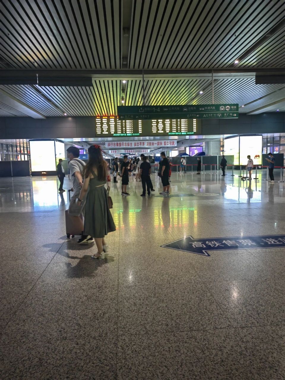 兰州西站高铁站的出站口,地铁口附近!