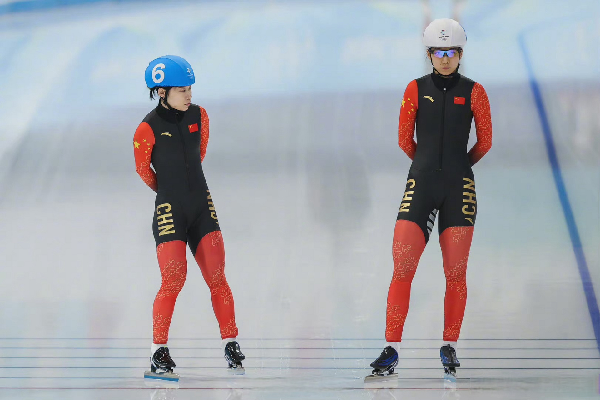 北京冬奥之约# 【郭丹第13】速度滑冰女子集体出发决赛中,中国队咽种