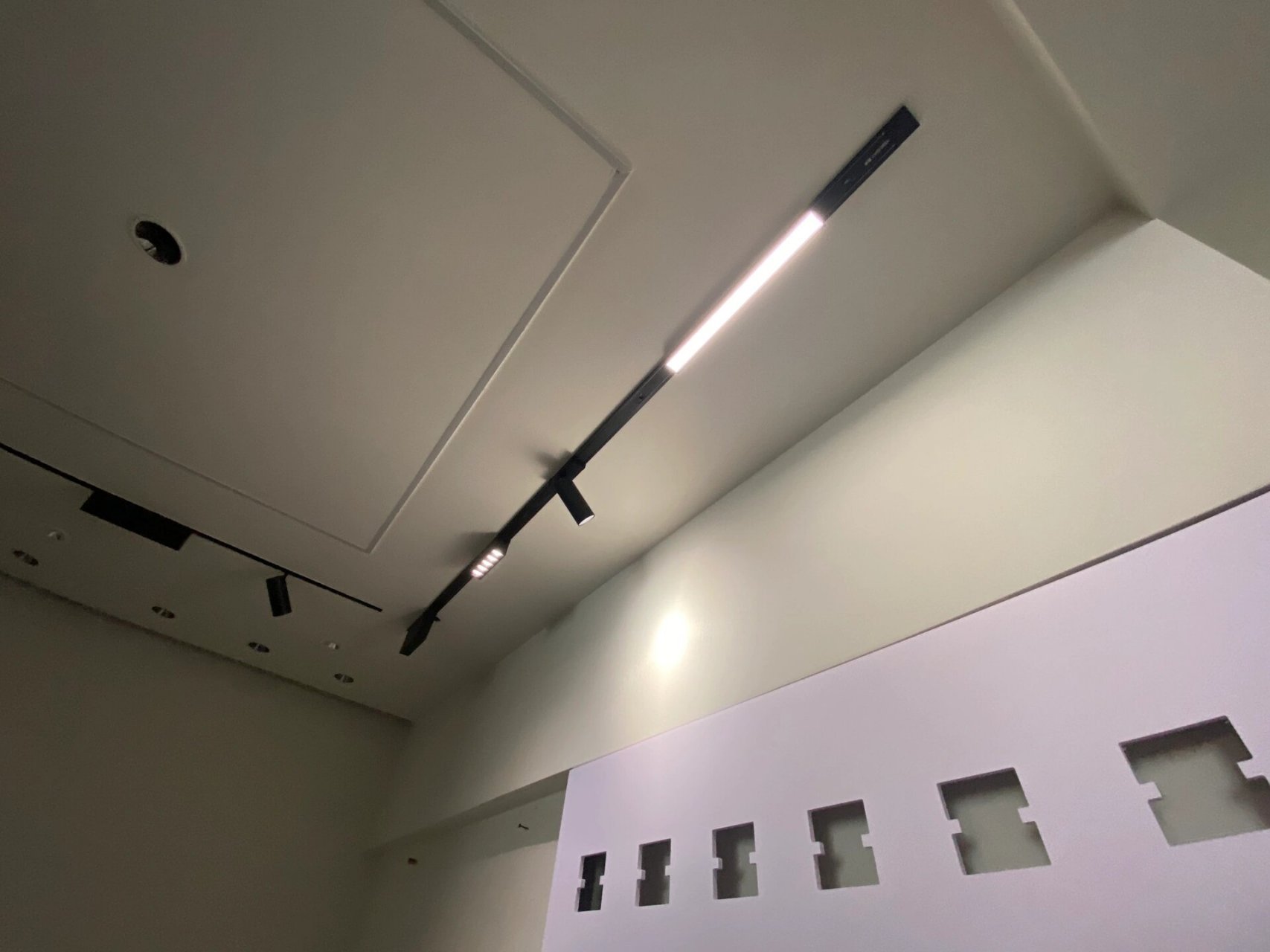 暗装,白明装,黑明装磁吸灯的选择 磁吸灯是一种线性照明灯具,它是利用