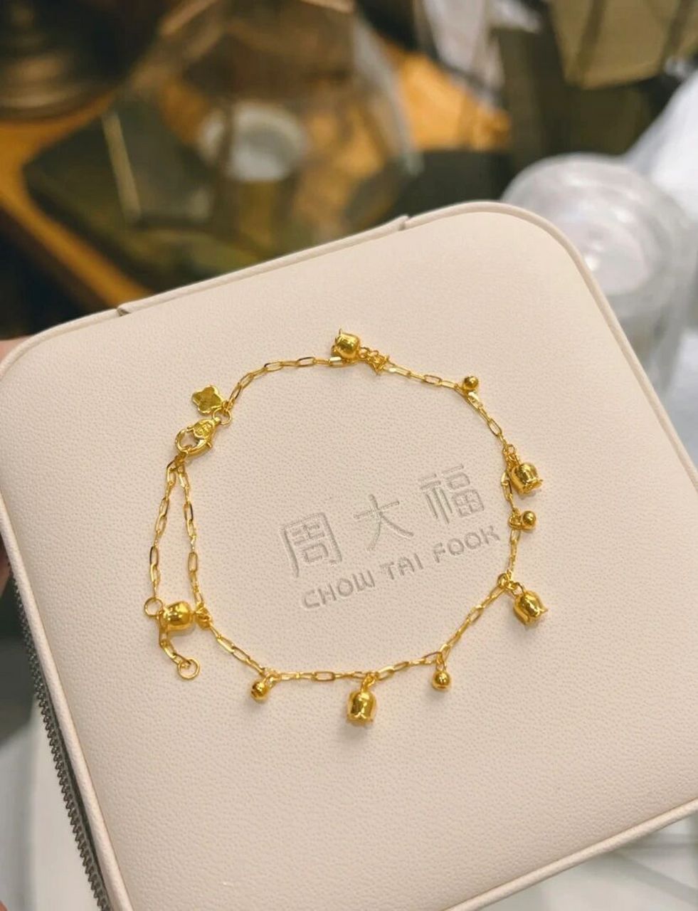 周大福新款铃兰珠珠铃铛足金手链 好精致的亮面铃兰花手链 戴上好灵动