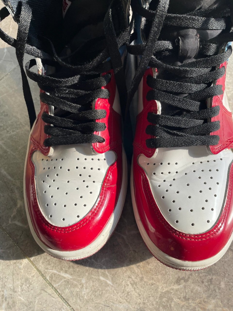 aj漆皮保养 前段时间出的aj1红黑漆皮禁穿,一直有人说漆皮不能自穿,上