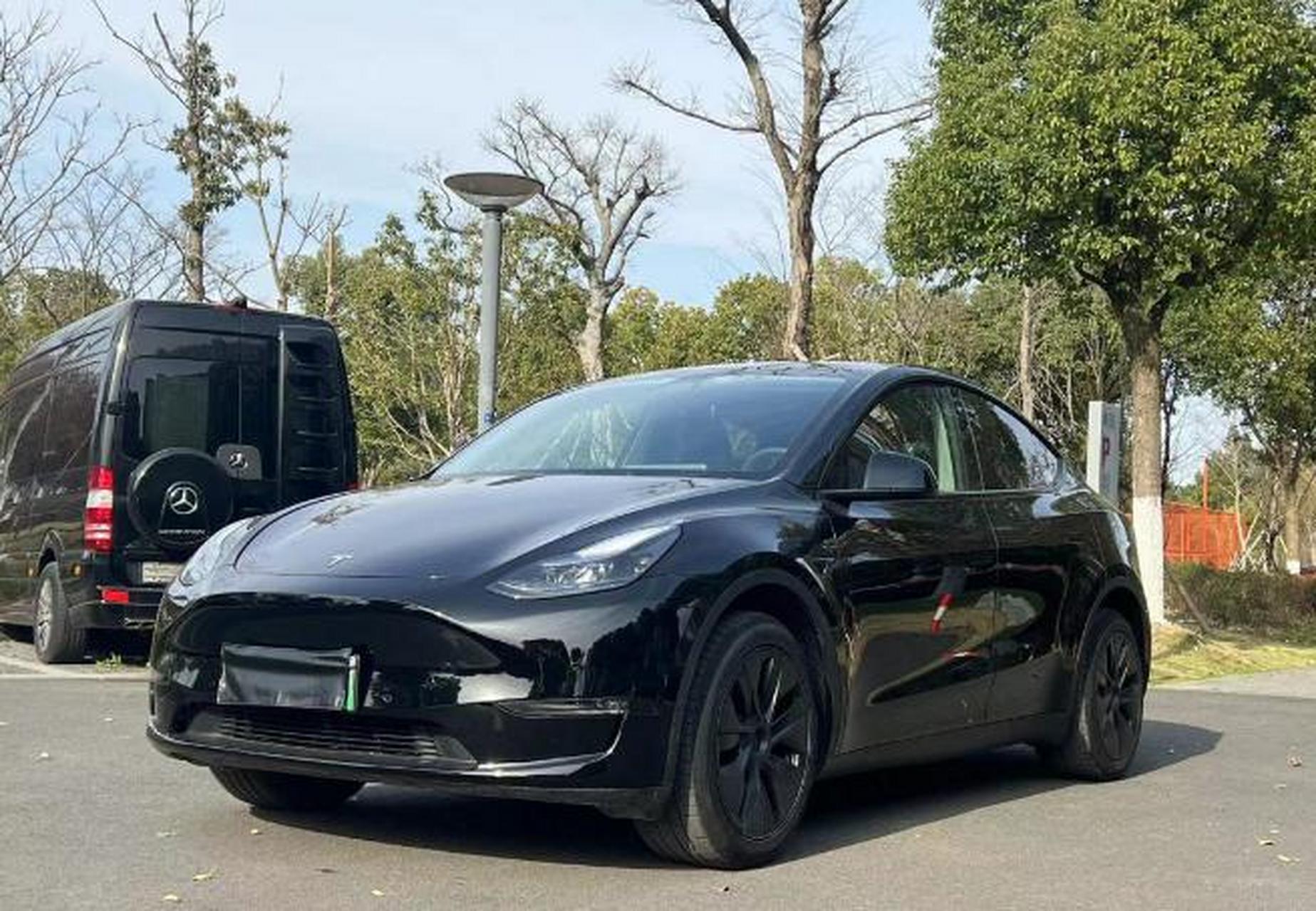 8万公里 燃料:电动 车况说明:23年特斯拉model y长续四驱个