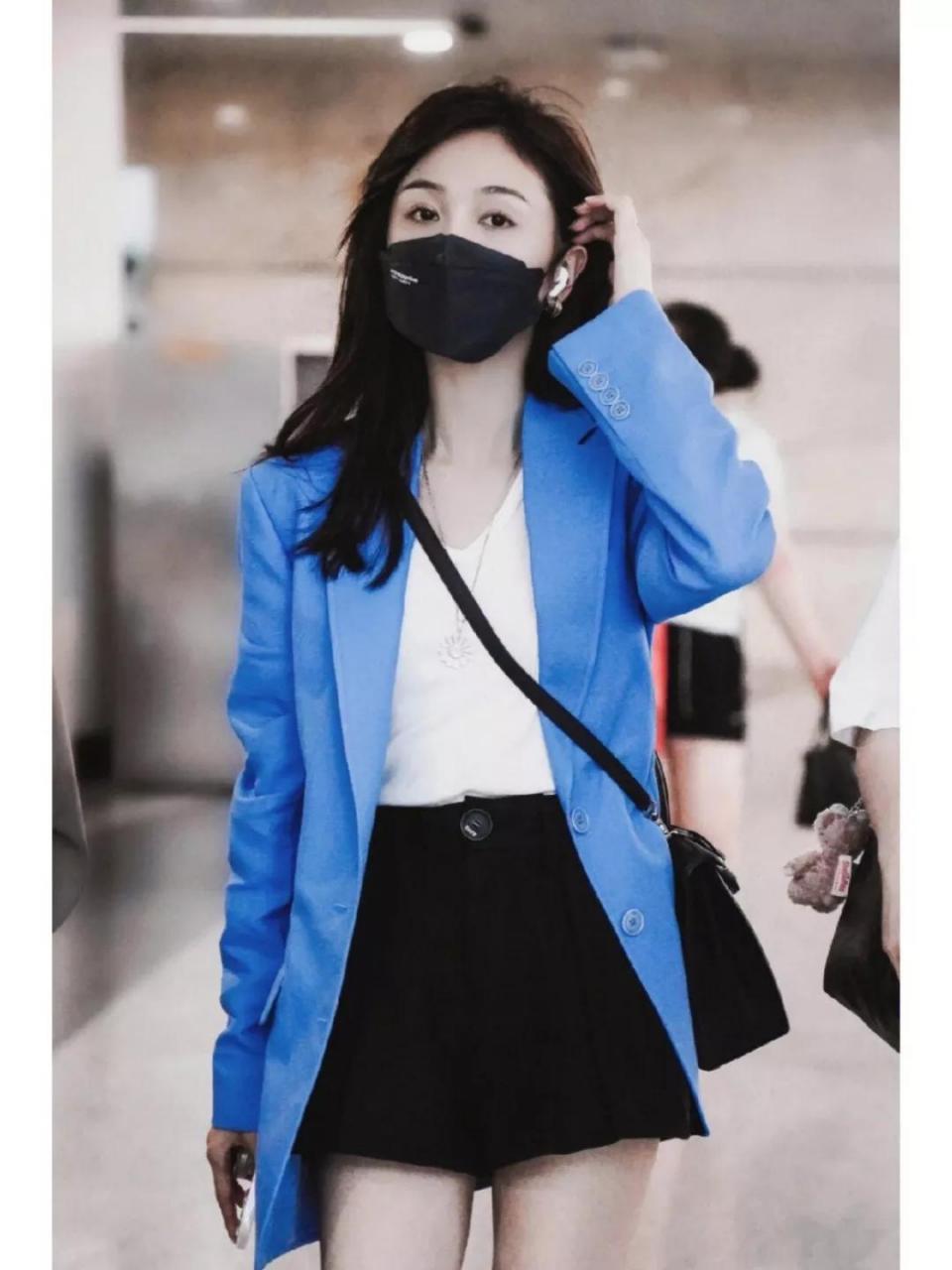 吴宣仪蓝色西装搭配短裤运动鞋,这套色调简单又让人眼前一亮!