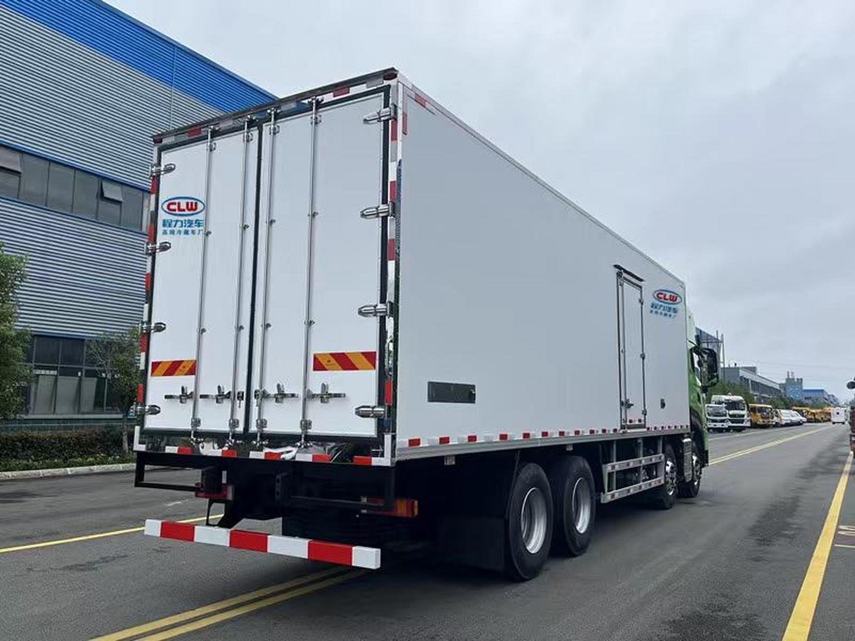 6米东风天龙kl气囊桥前四后八冷藏车 功率/马力:343kw/466马力10800
