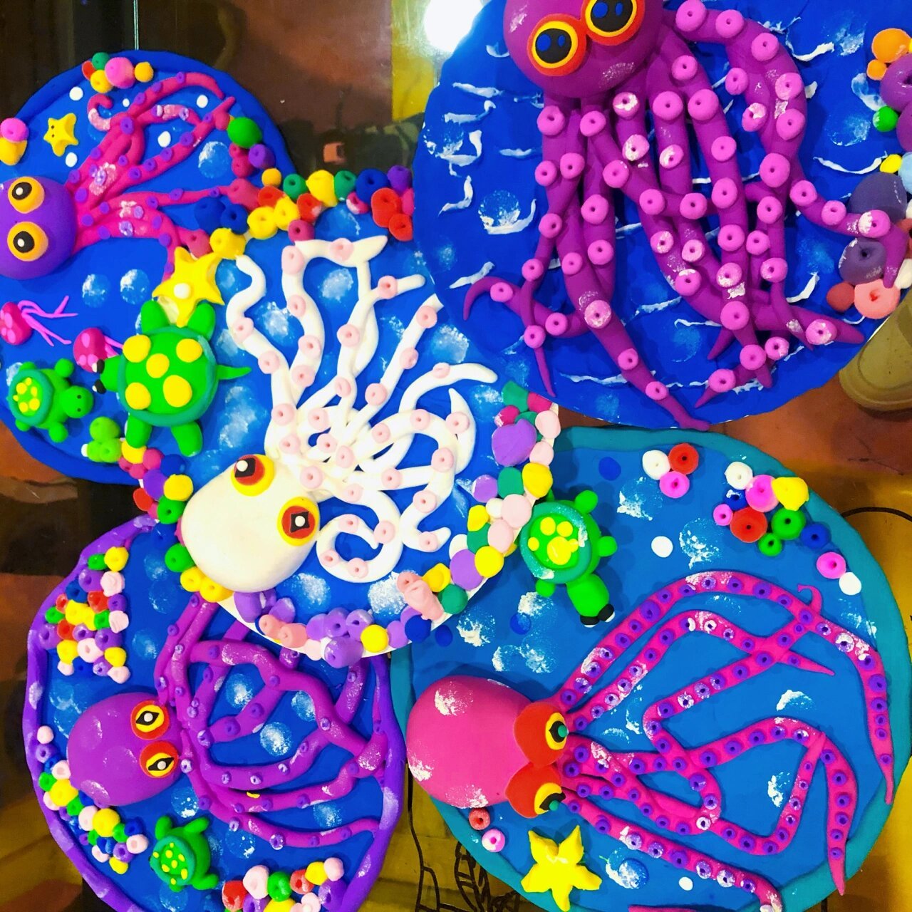 1,运用轻粘土制作成一只半立体的章鱼,体现出章鱼的造型和细节痰沣