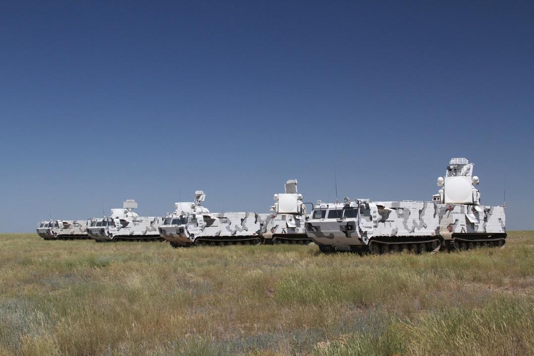 俄军独特的dt"骑士"双体运输车,乘员2人,重30吨,可载17名士兵,载重30