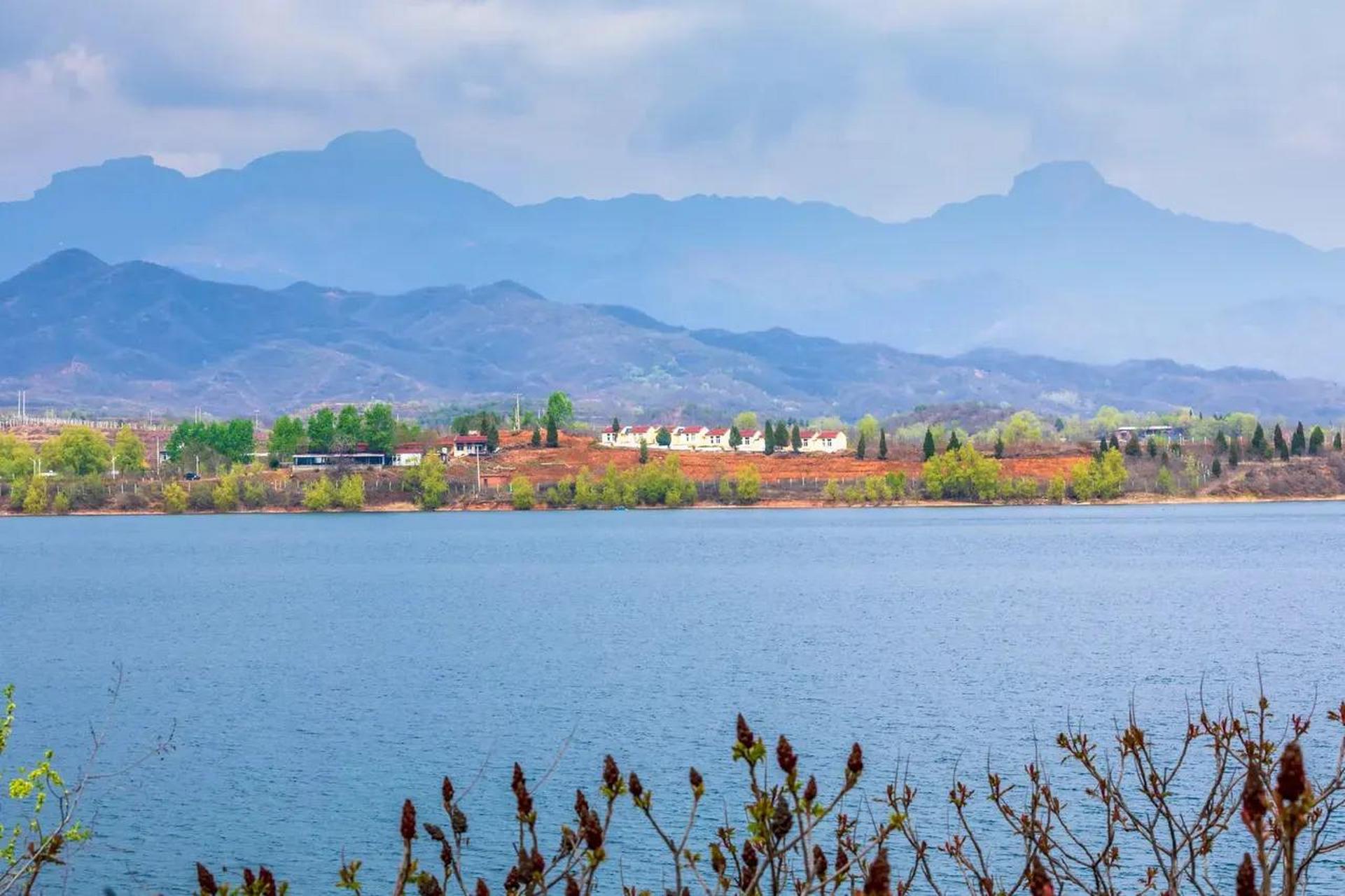 石家庄赞皇县白草坪水库又名翠屏湖,锁云湖,位于该县西南部山区,槐河