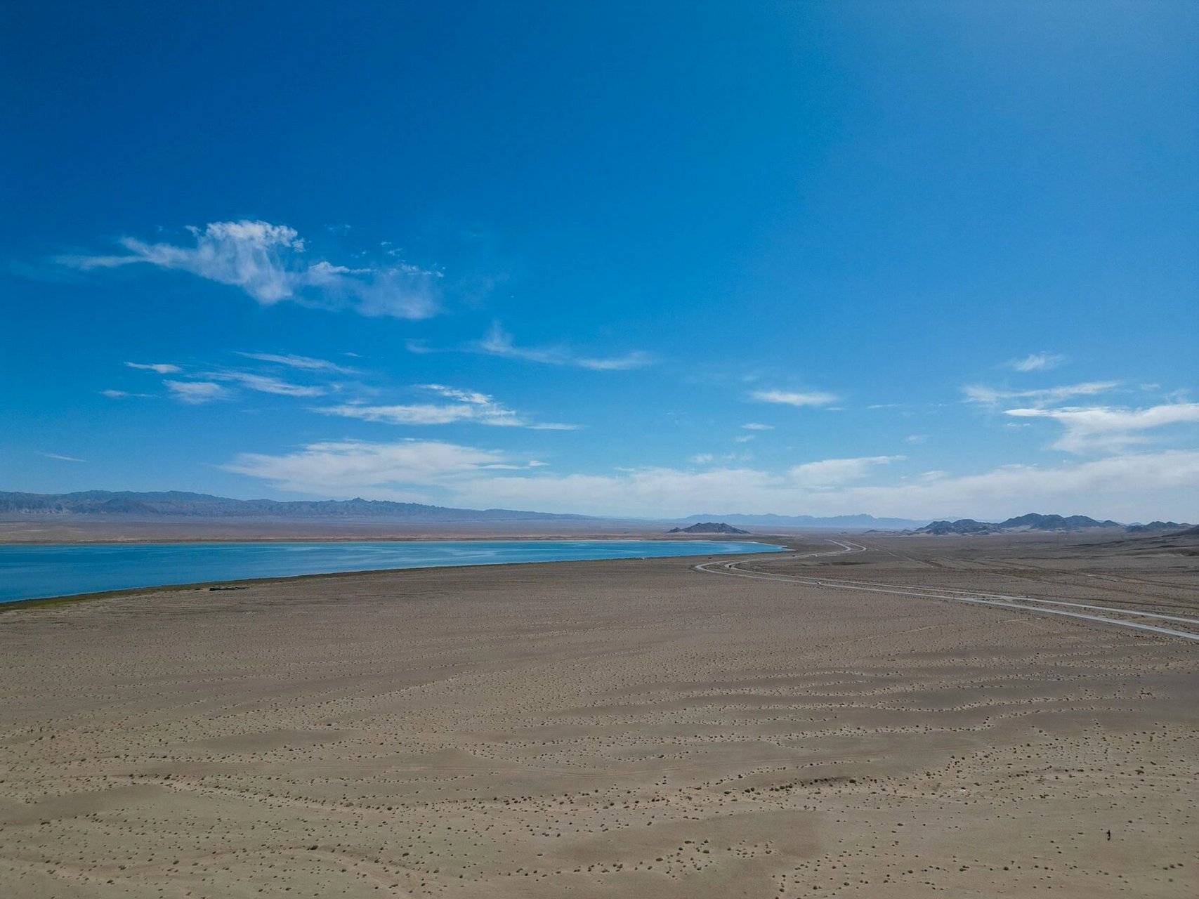 小柴旦湖 小柴旦湖又名巴嘎柴达木湖,小柴达木湖,位于海西州大柴旦