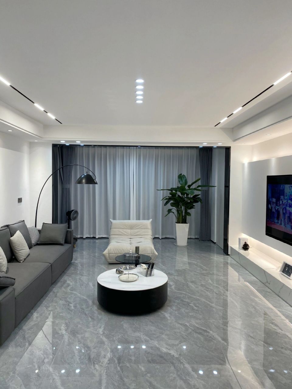 空间更加开阔94软装上遵循黑白灰简约的原则整体色彩和谐统