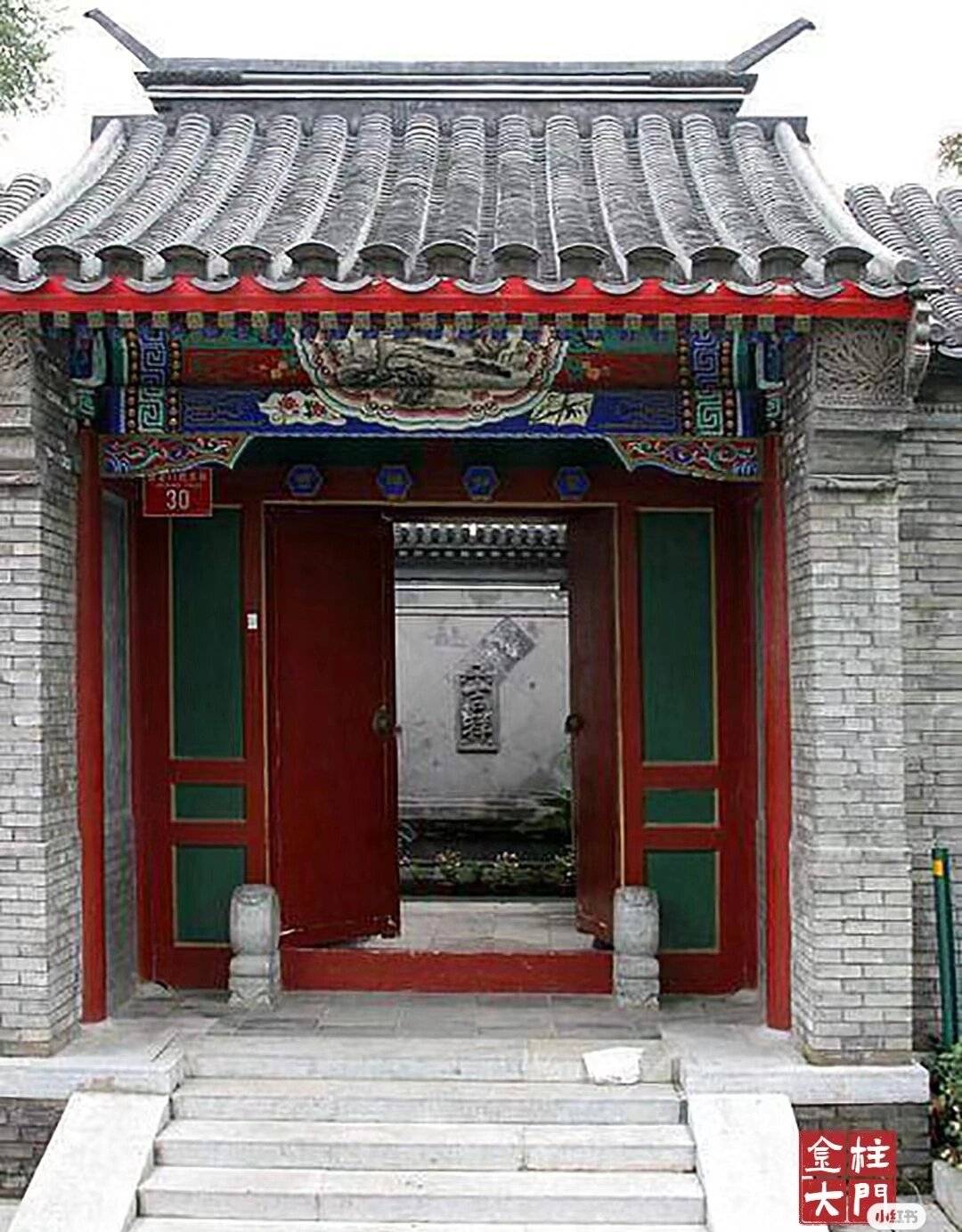 中式建筑之～最全中式门头类型 随墙门～ 特点是门的位置紧靠着围墙