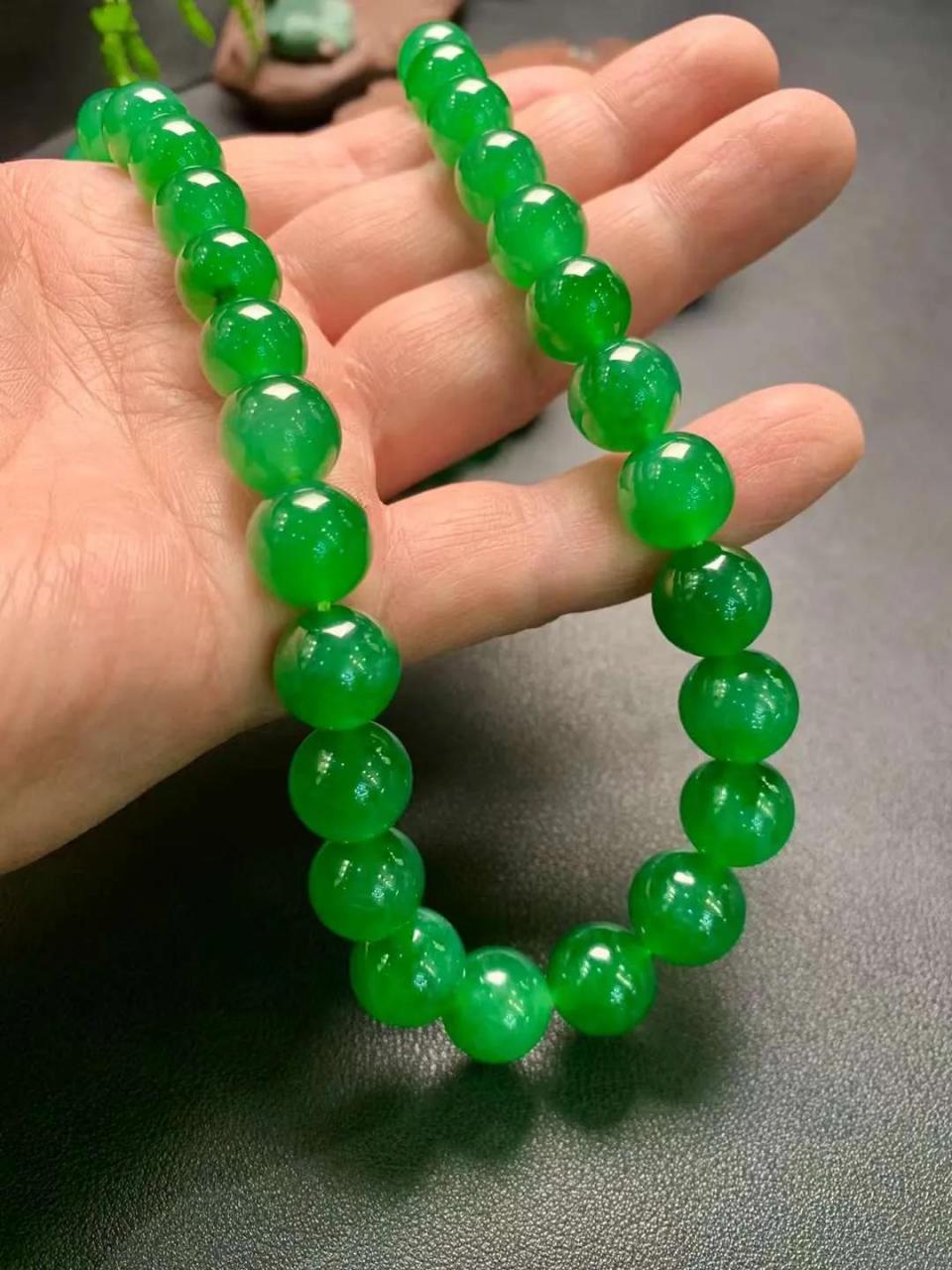 治愈系的绿色宝石以其独特的色彩和寓意,为人们的心灵带来平和与安宁.