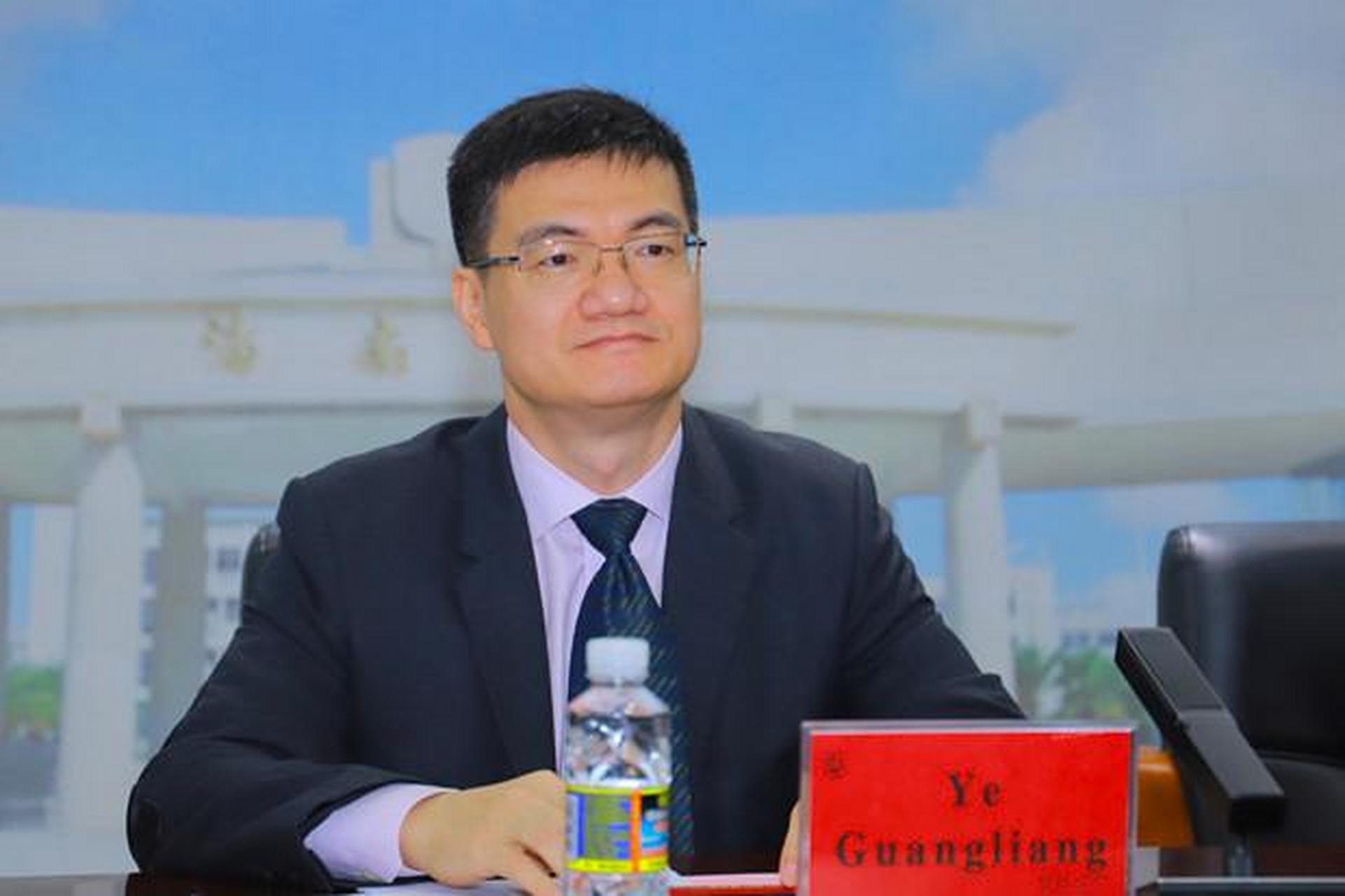 他是80后的海南大学副校长,26岁就是副教授,履历相当彪悍,拟任正厅级
