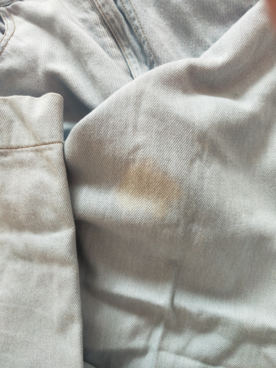 牛仔裤局部掉色了怎么办0101 牛仔裤上有污渍,洗的时候搓的太用力